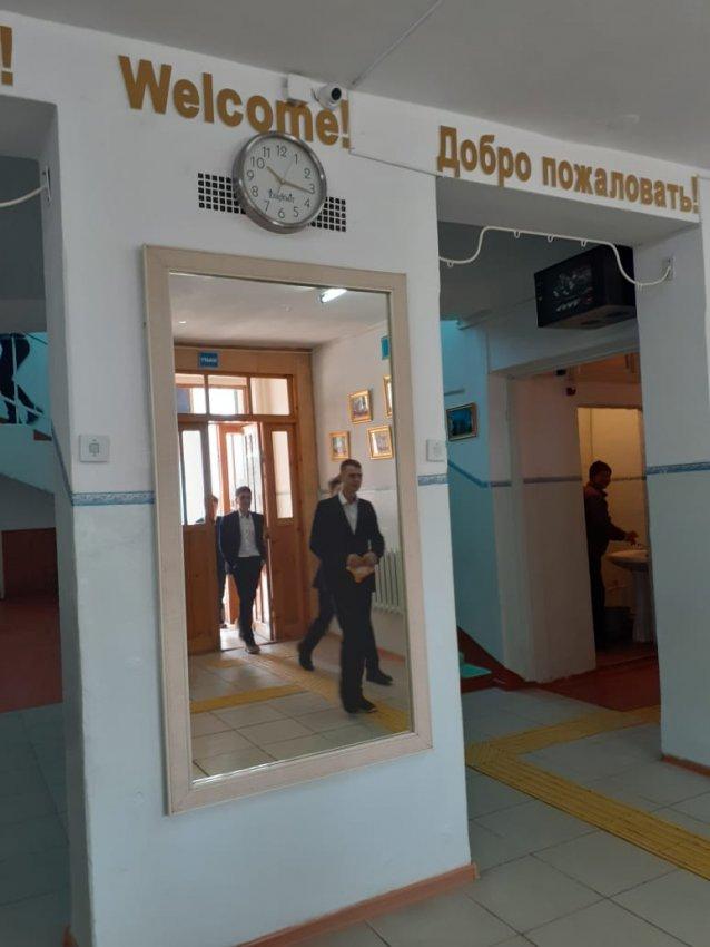 Түлектер мектепке сый жасайды